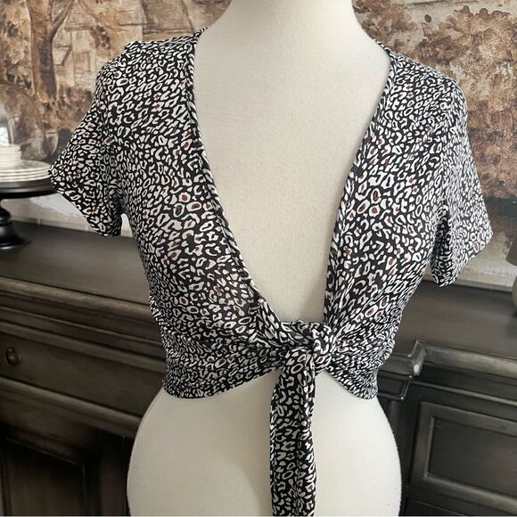 Shein Black &  White Cropped Top US Size 2 - Picture 3 of 5